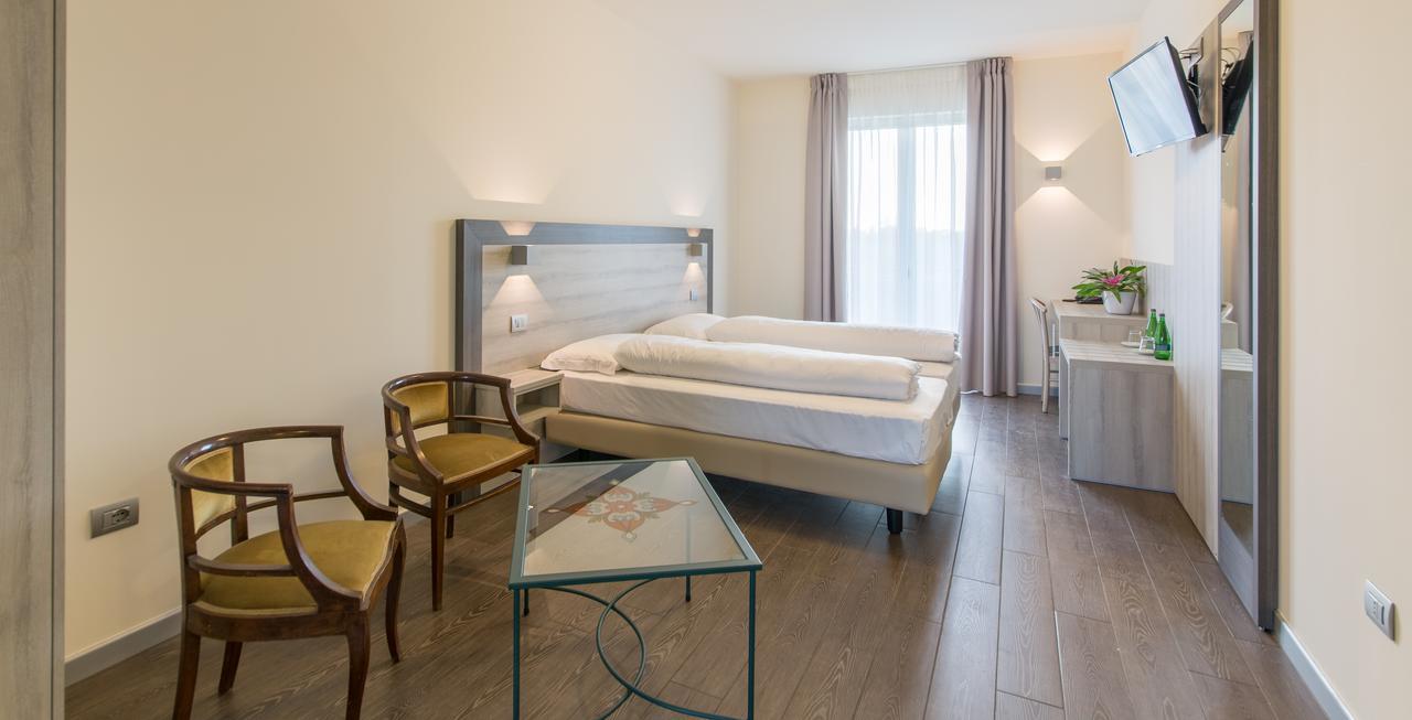 Hotel Panineria Colombera Rossa بريشا المظهر الخارجي الصورة